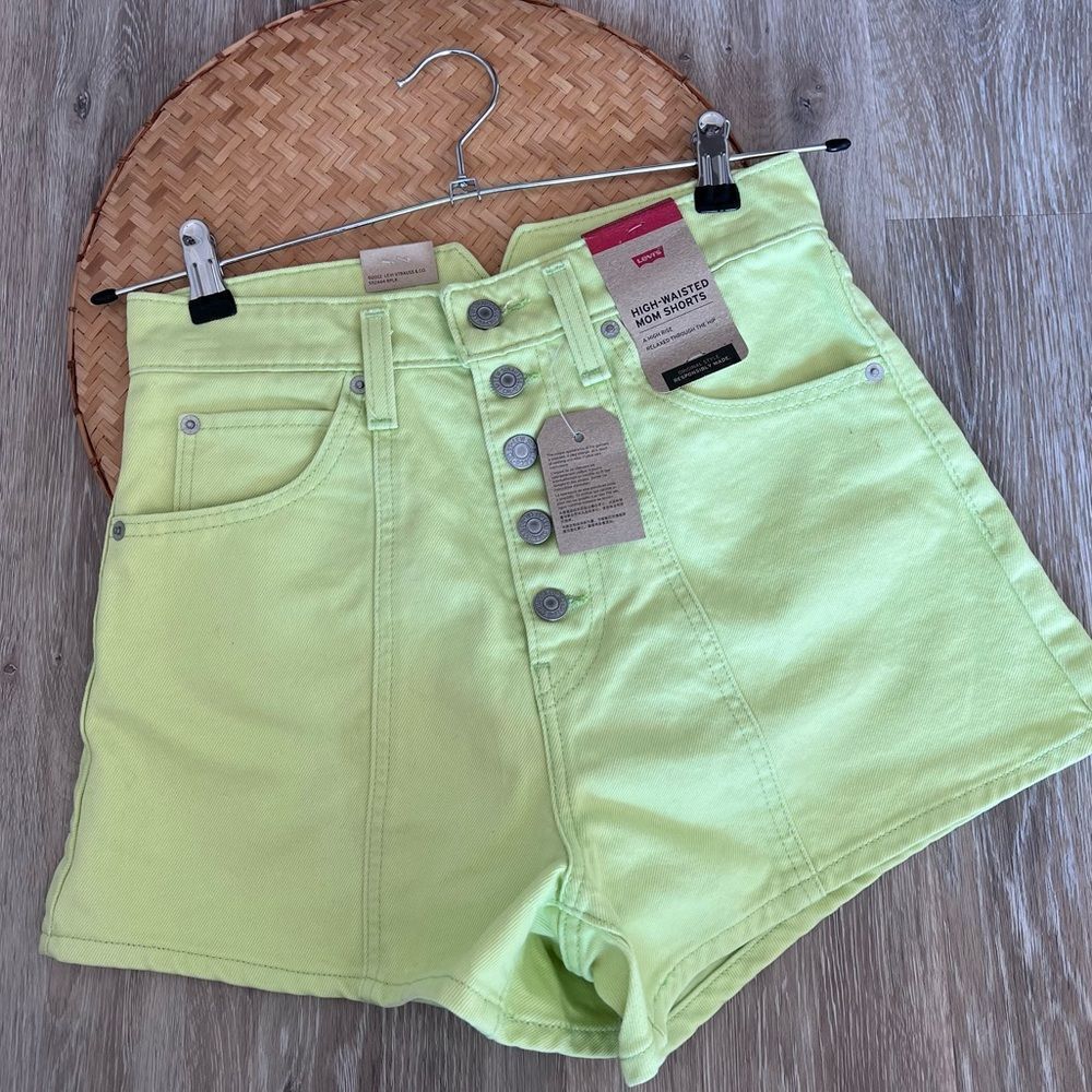 Nwot Levi’s neon green high waisted mom shorts women’s size 27